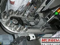 柔性鏈輸送線在醫(yī)藥、機械零件、食品和飲料工業(yè)中的應用是什么？